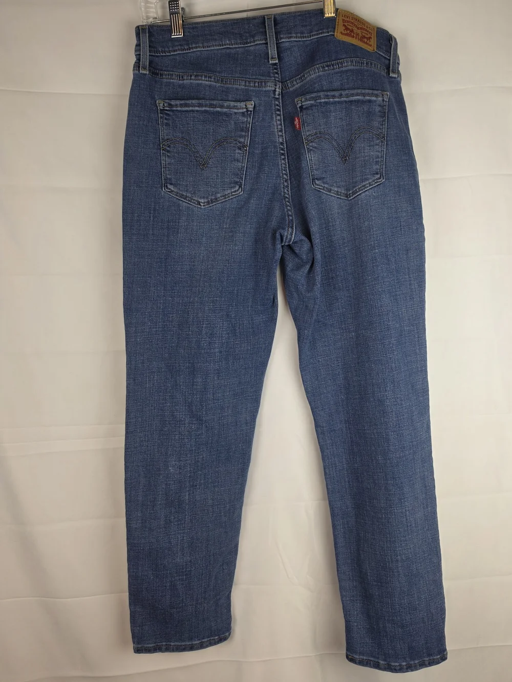 Levi's Classic Crop Jeans in Medium Blue Wash. Size 6/28